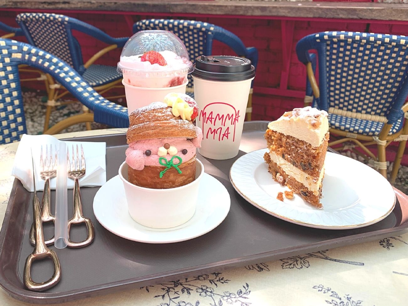 desserts on a tray at Mamma Mia, apgujeongホンデ入口駅カフェ、ホンデ入口駅、ホンデ、狎鴎亭、アックジョン、カフェ、韓国、韓国カフェ、ピンクカフェ、韓国ピンクカフェ、可愛いカフェ、韓国ピンク、デザートカフェ、ソウルカフェ、ソウル、雰囲気の良いカフェ、ケーキ、オシャレなカフェ、ロゼ、ヘリ