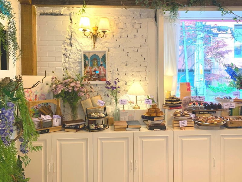 ホンデ入口駅カフェ、ホンデ入口駅、ホンデ、狎鴎亭、アックジョン、カフェ、韓国、韓国カフェ、ピンクカフェ、韓国ピンクカフェ、可愛いカフェ、韓国ピンク、デザートカフェ、ソウルカフェ、ソウル、雰囲気の良いカフェ、ケーキ、オシャレなカフェ、ロゼ、ヘリ