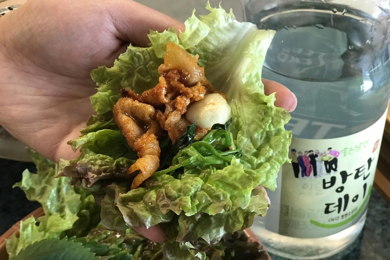 智異山黃土谷土種黑豬餐廳的多種韓式配菜和特製道地料理