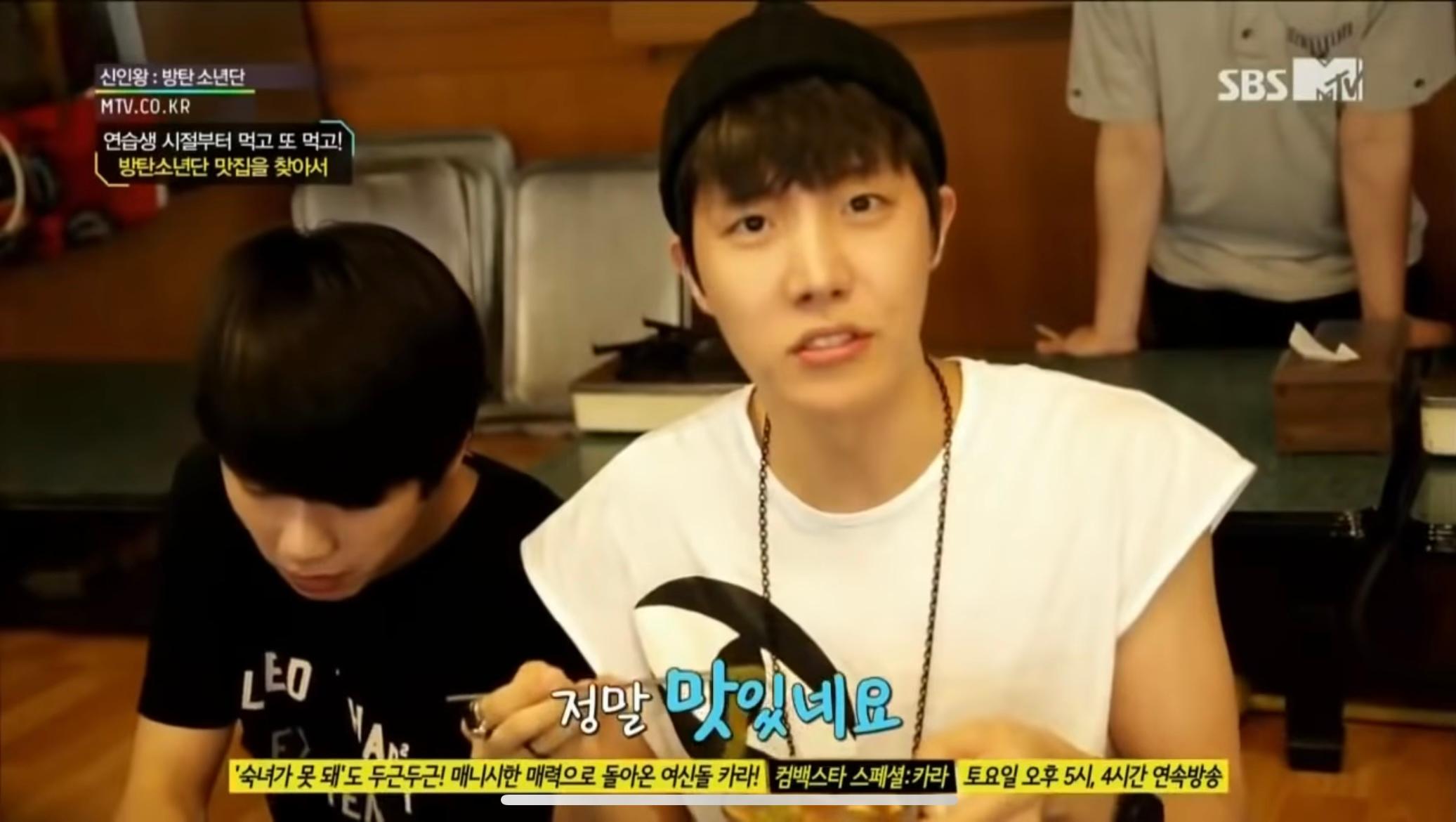 ユジョン食堂でBTSがサムを食べながら笑みを浮かべるシーン