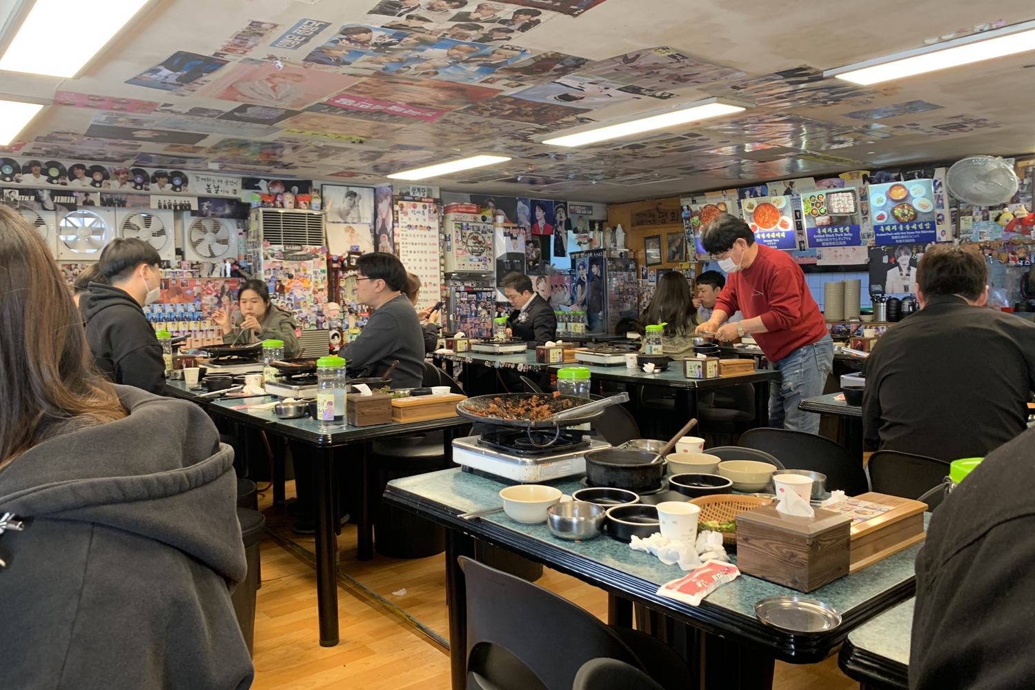 人們在智異山黃土谷土種黑豬餐廳用餐時的照片