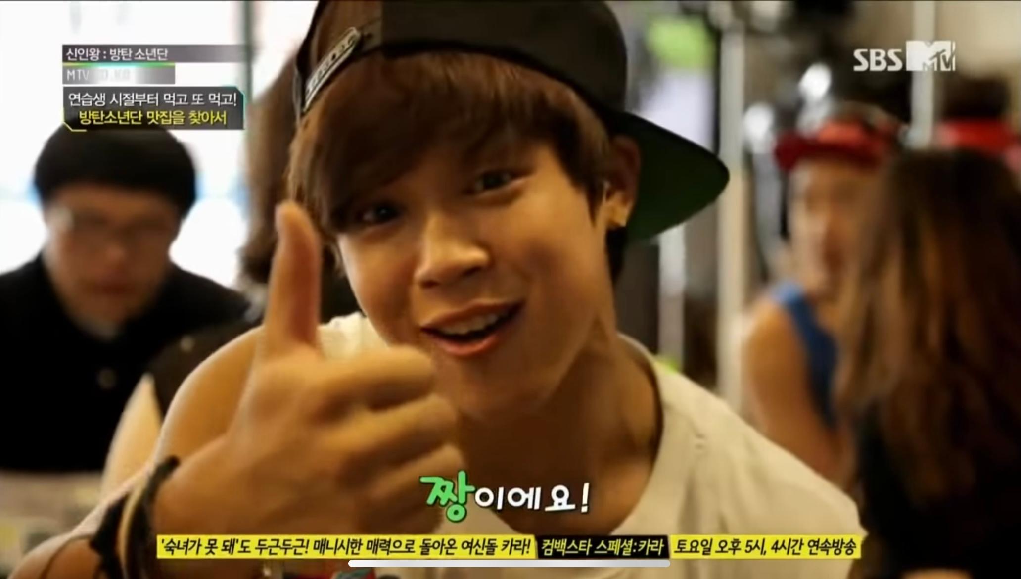 BTSメンバーがユジョン食堂での食事に満足し、「最高だ」と親指を立てるシーン