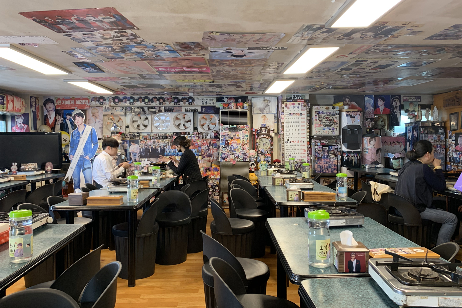 BTS粉絲在智異山黃土谷土種黑豬餐廳享用餐點的場景