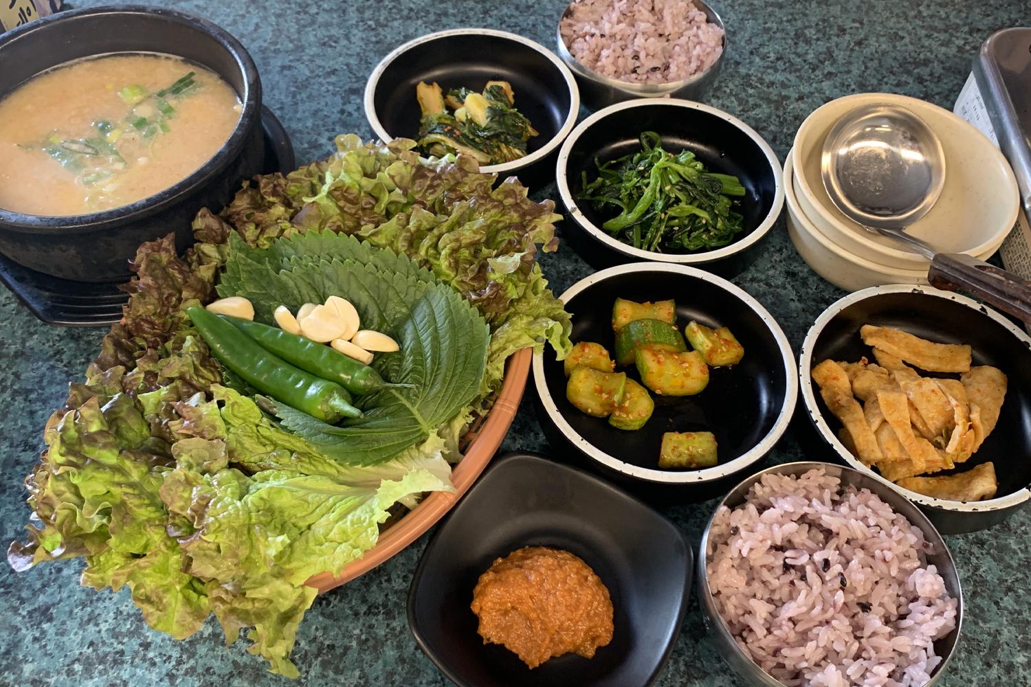 智異山黃土谷土種黑豬餐廳的牆上裝飾，展示有防彈少年團的打卡背景