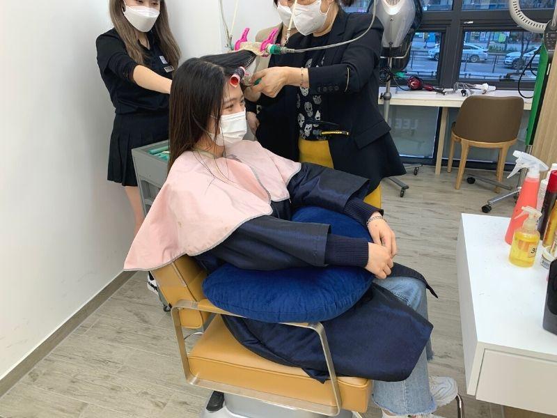 Lee Chul Hairkerker by Cécica getting hair done by two stylists