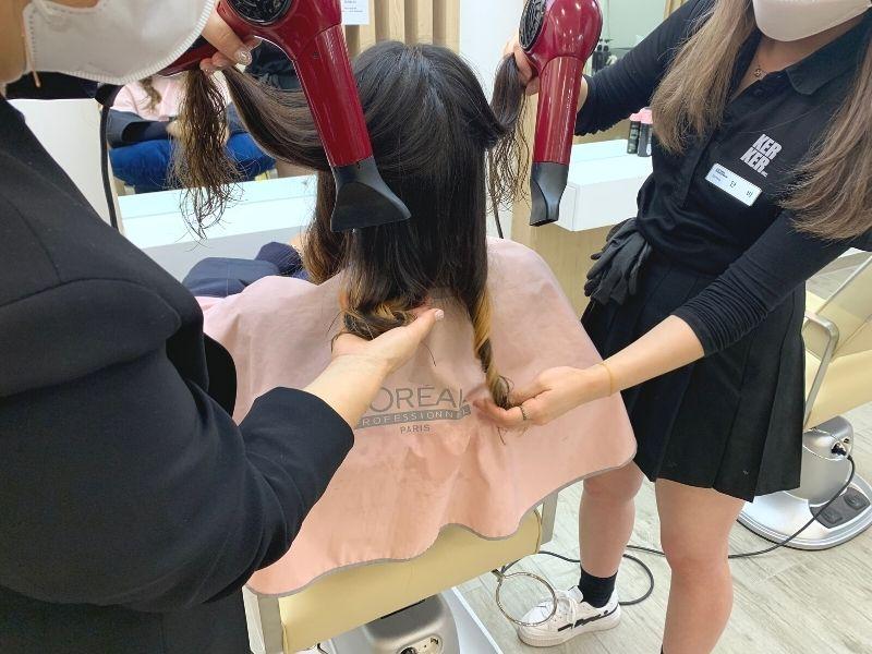 Lee Chul Hairkerker by Cécica getting hair curled