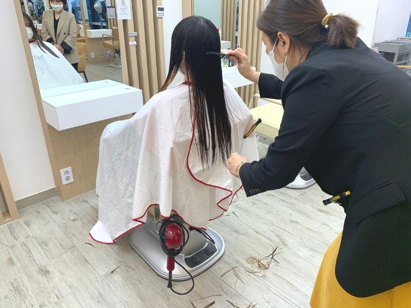 Lee Chul Hairkerker by Cécica getting a haircut