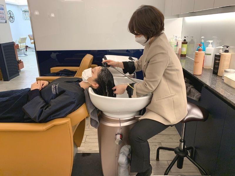 Lee Chul Hairkerker by Cécica washing hair