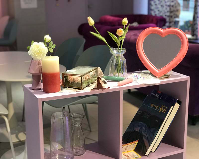 Be purple cafe interior