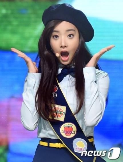 前Aprilメンバーのヒョンジュがいじめを受けていたと主張している、活動時代のオフィシャルな姿を見せている写真。