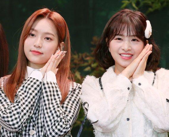 Aprilのメンバー、チェウォンとイェナがいじめについて反論している場面で、二人がポーズをとっている写真。