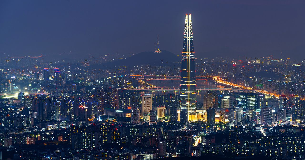 俯瞰首爾夜色中的摩天大樓，展現出韓國這座不夜城的城市魅力。