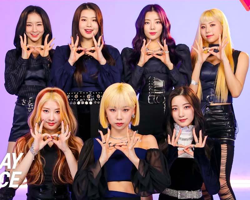 Purple Kiss 成員穿著黑色服裝在形象照片中展示她們的標誌性手勢