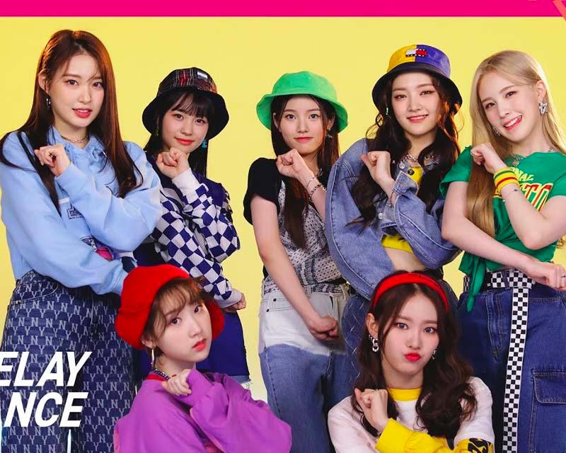 Weeekly 成員穿著色彩繽紛的休閒服，在黃色背景下以俏皮姿勢展示她們的個性