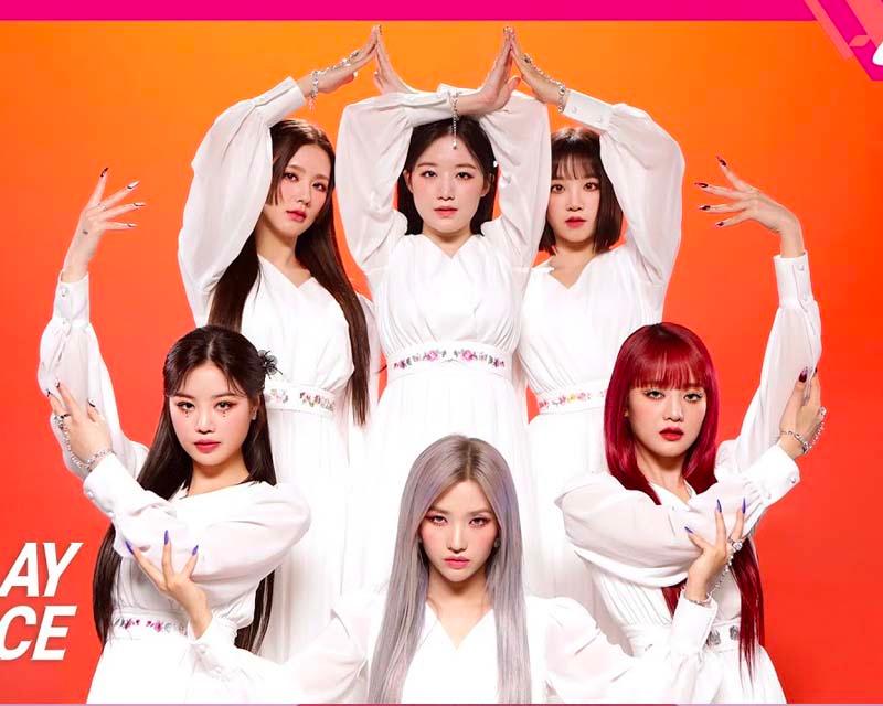 (G)I-DLE 成員身穿白色禮服在橙色背景下展示出優雅的舞蹈動作