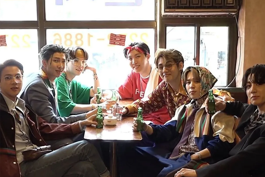 复古茶馆内，人们在享受饮品和交流，体现茶馆的社交功能。