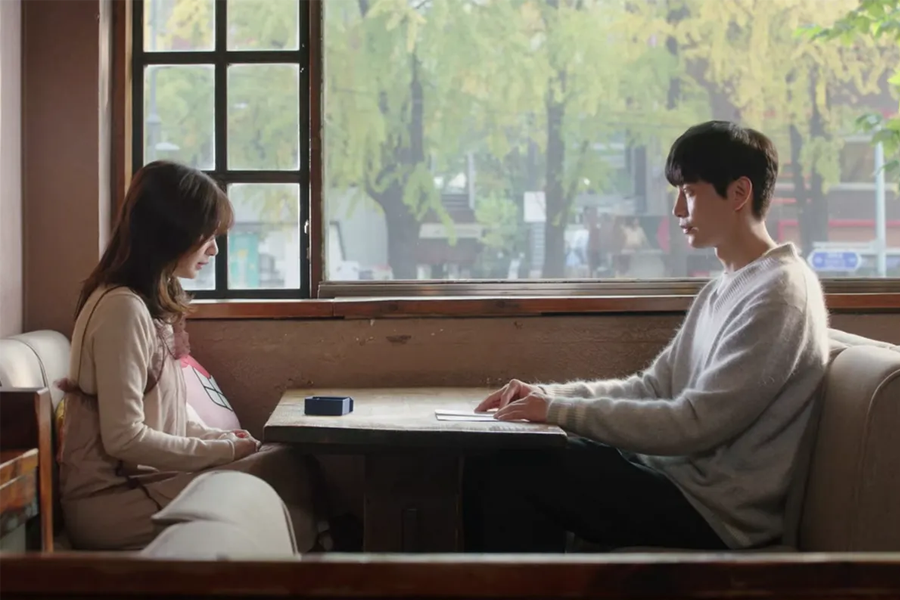 电视剧《今生是第一次》中的茶馆场景，展示咖啡馆作为约会地点的角色。