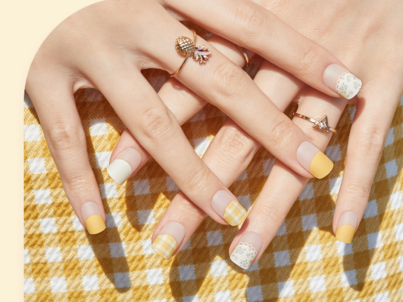 Kit de pegatinas de uñas Dashing Diva con esmalte de uñas de colores brillantes y versátiles.