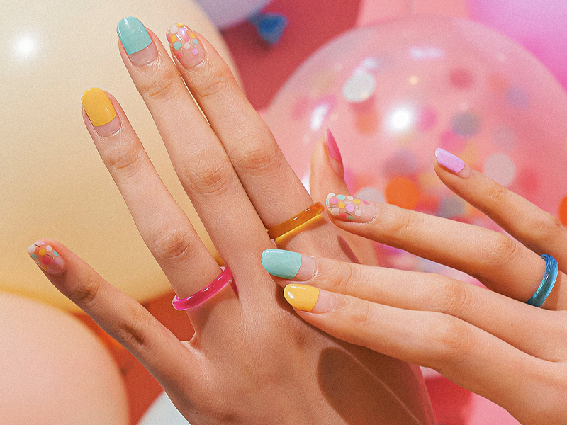 Kit de uñas EDGEU con esmaltes llamativos para manicura y pedicura en casa.