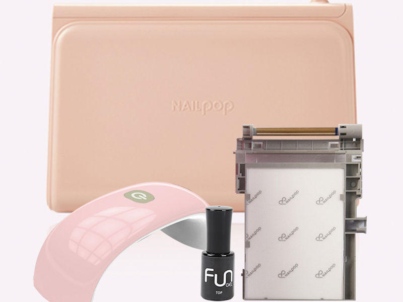 Ilustración completa del kit de impresión de pegatinas para uñas de NAILPOP, mostrando la impresora y accesorios.