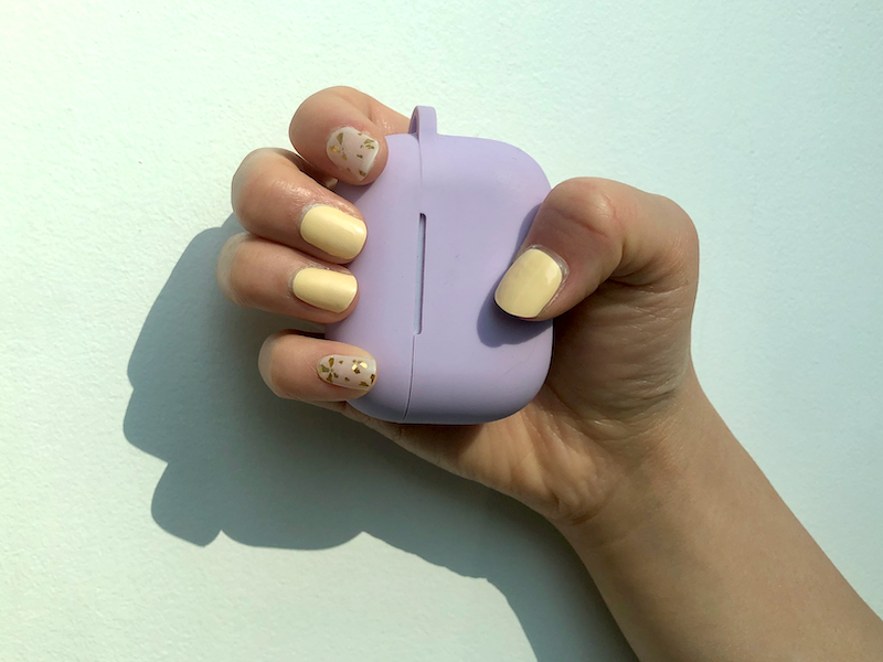 Close-up de uñas decoradas después de una semana, evidenciando la durabilidad de las pegatinas de uñas de gel.