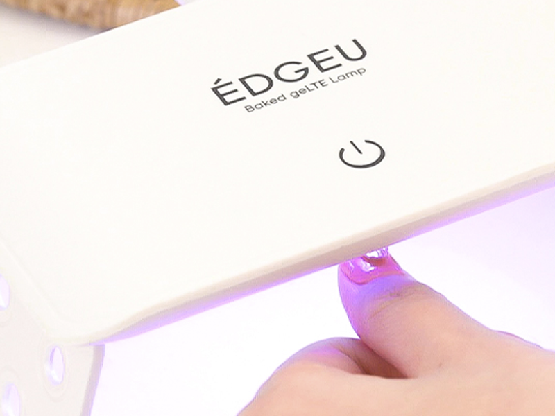 Manicura colorida con pegatinas de uñas EDGEU, resaltando un diseño alegre y divertido.