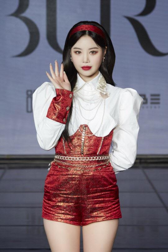 (G)I-DLEのメンバー、赤い衣装を着た女性がポーズをとっている。