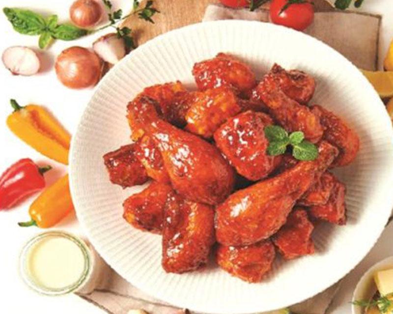 Goobne炸雞調味hero，香甜微辣的調味炸雞，擺在盤中的整齊鶏翅和鶏腿引人垂涎。