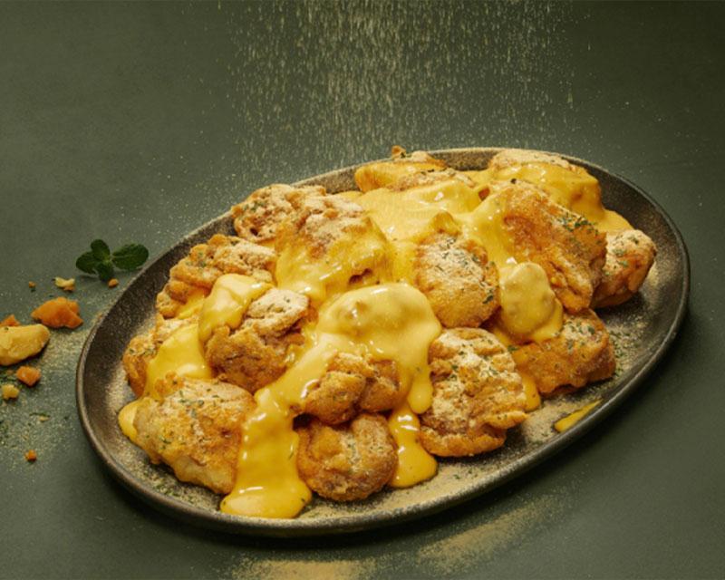 BBQ雙重芝士無骨炸雞，表面淋有豐富的切達和Gouda芝士，散發濃鬱芝士香氣。