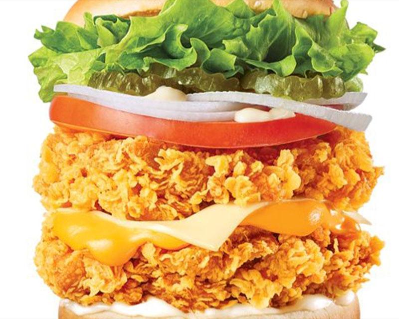 Mom’s touch雙層炸雞腿包，包含新鮮的生菜、番茄、洋葱和兩片雞腿肉，呈現豐滿夾層。