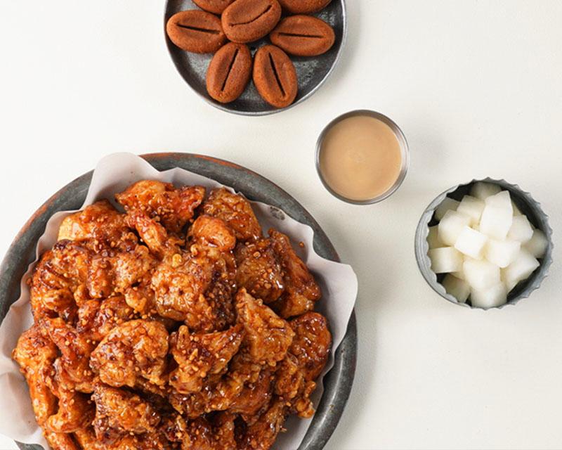 Mexicana甜味鮮奶咖啡炸雞，突破傳統的咖啡口味炸雞，旁邊配有切好的白蘿蔔和一碟泡菜。