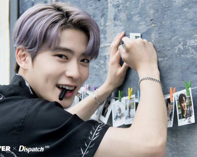 NCT 成員在玹在户外張貼照片，展現創意與活力的風格。