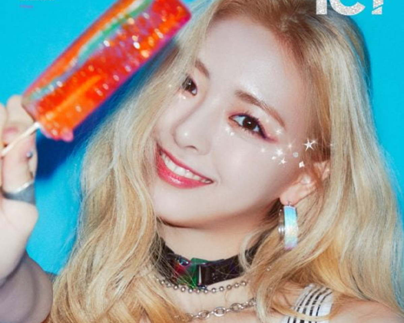 ITZY 成員 Yuna 手持糖果，展現活潑開朗的形象。