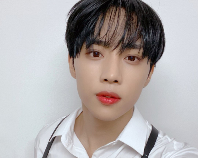 THE BOYZ 成員善旴穿著襯衫，展現簡約的時尚風格。