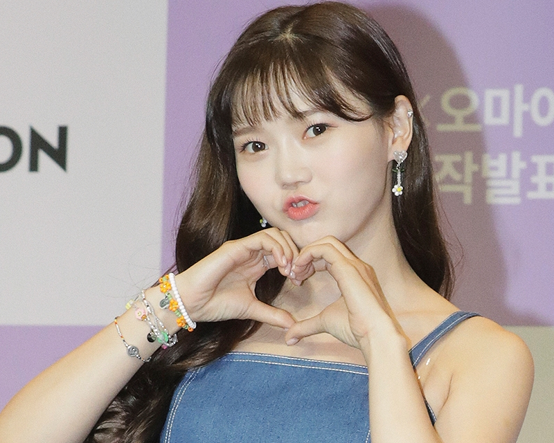 Oh My Girl 成員效定雙手比出愛心手勢，展現可愛的魅力。