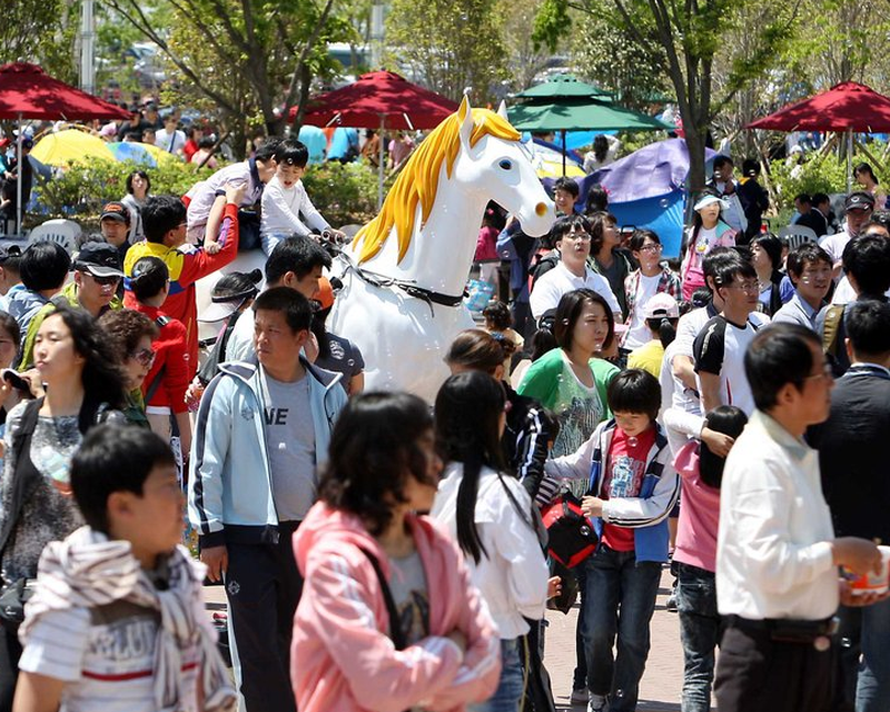 Las familias se dirigen a los parques de atracciones durante el Día del Niño en Corea del Sur