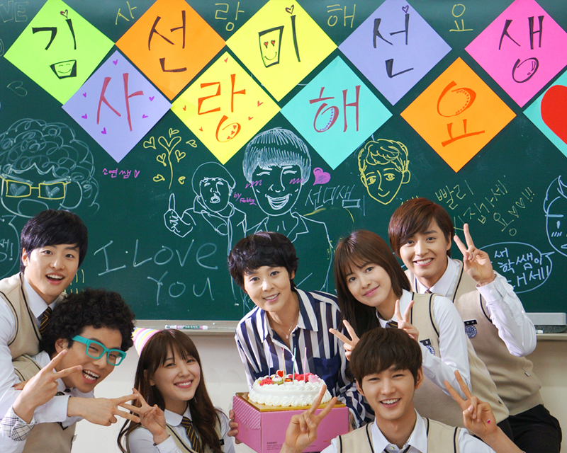Estudiantes coreanos celebrando a su profesor con un pastel