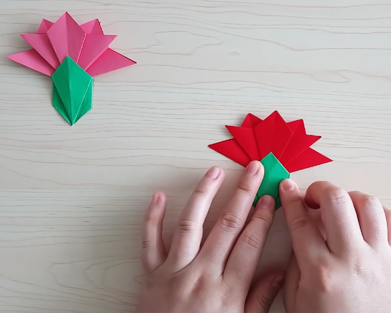 折り紙で作られたカーネーションを準備している手