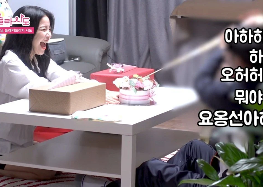 Solar de Mamamoo haciendo una tarta de dinero para sus padres