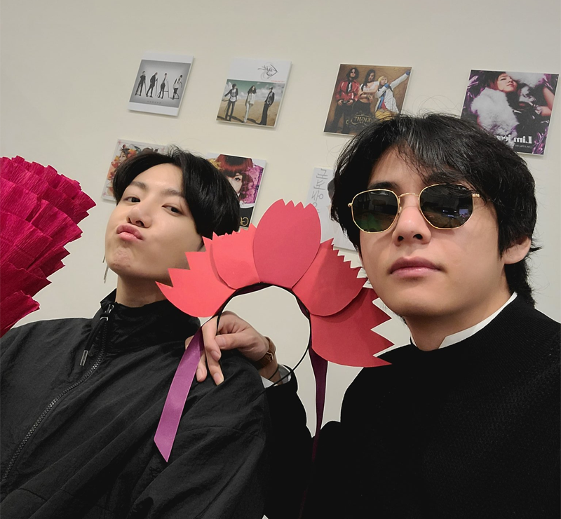 BTS luciendo diademas de clavel