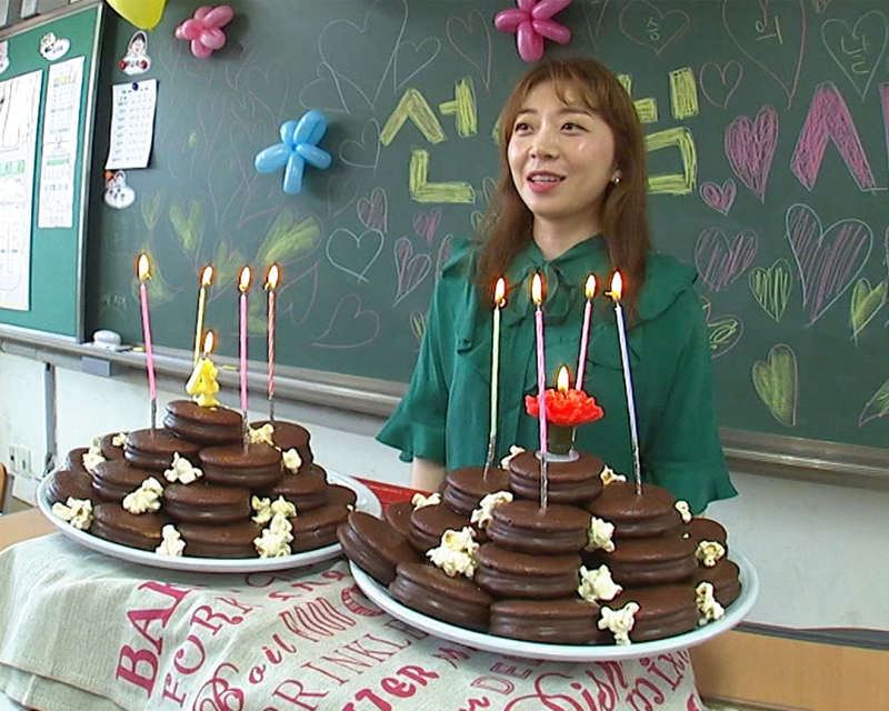 Profesor coreano siendo presentado con pasteles Choco-pie