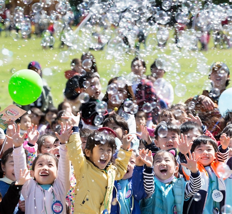 Burbujas de jabón y caras felices de niños en el Día del Niño en Corea