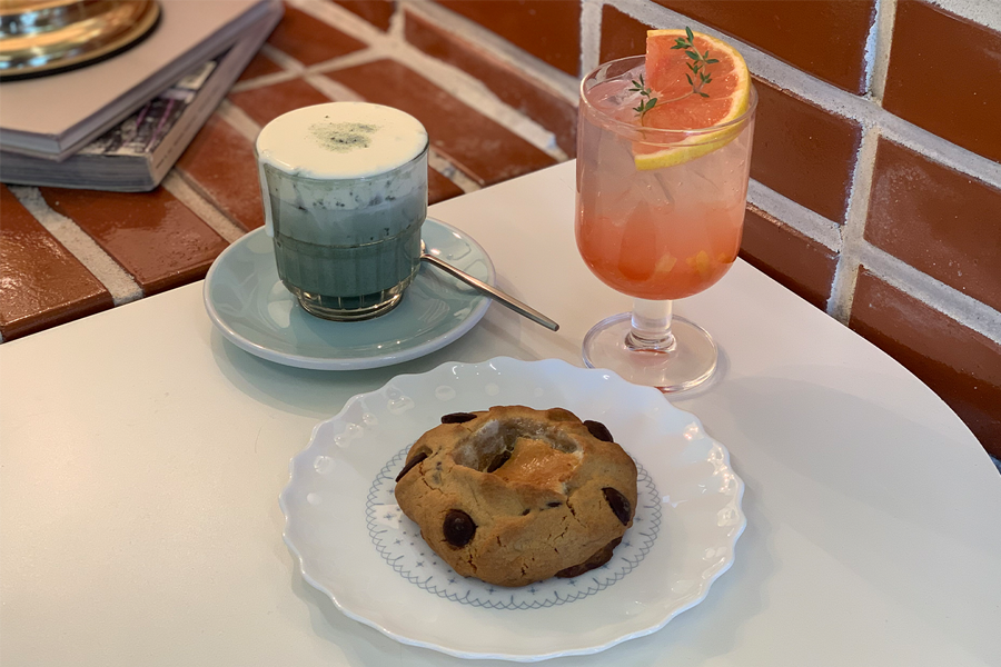 Cafe Birkin内饰装潢，砖红色的墙面与舒适的氛围，适合小憩。