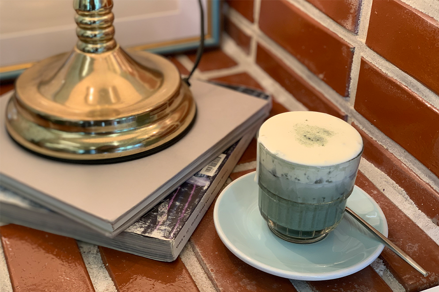 Cafe Birkin的招牌饮品和饼干，包括艾草奶盖拿铁和葡萄柚ADE。