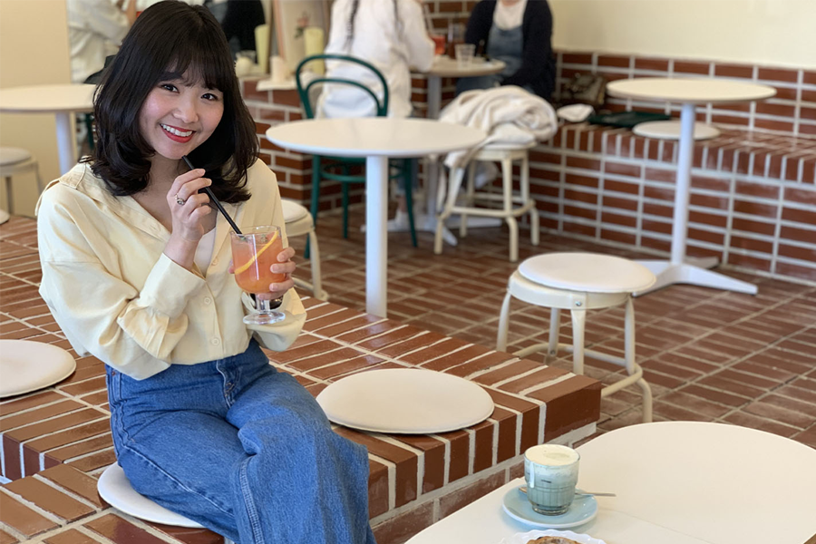 装饰精致的Cafe Birkin，花卉装饰为空间增添生气。