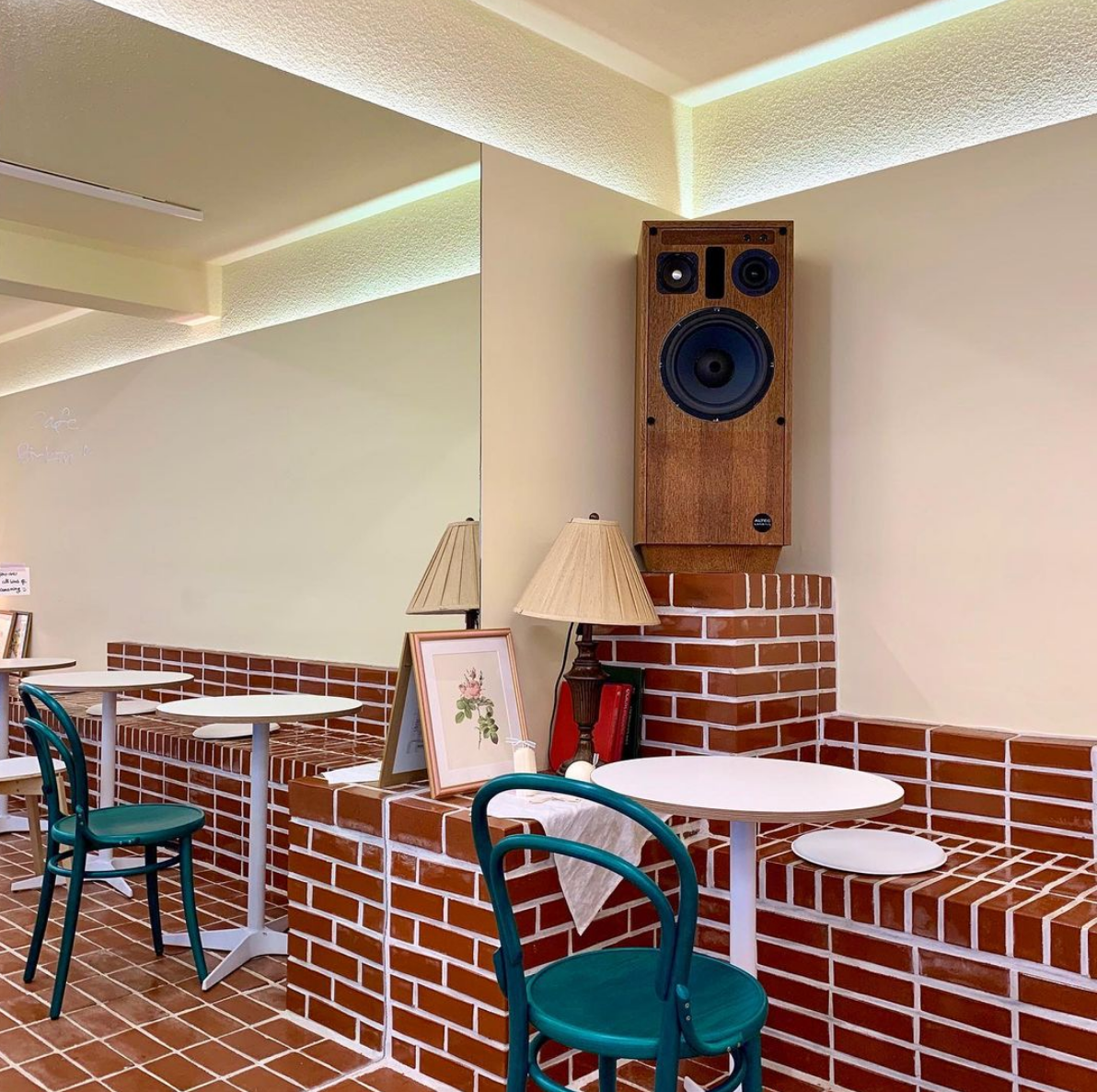 Cafe Birkin舒适的用餐环境，简约风格令顾客流连忘返。