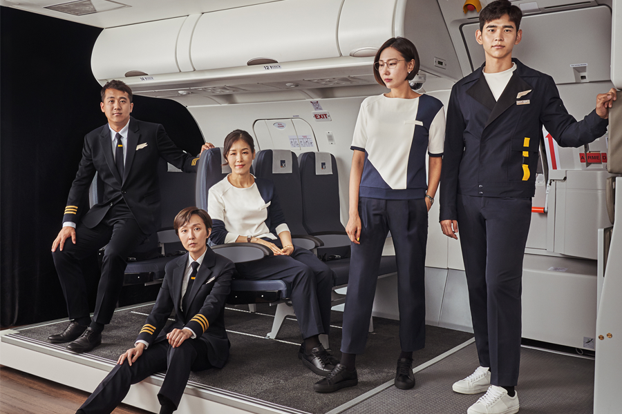 Aero K航空机组人员穿著无性别服装，包括运动鞋和裤装，旨在破除空服人员的刻板印象。