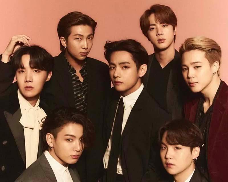 BTS วงดนตรีชายจากเกาหลีแต่งตัวในชุดทางการสีดำและเสื้อเชิ้ตสีขาว