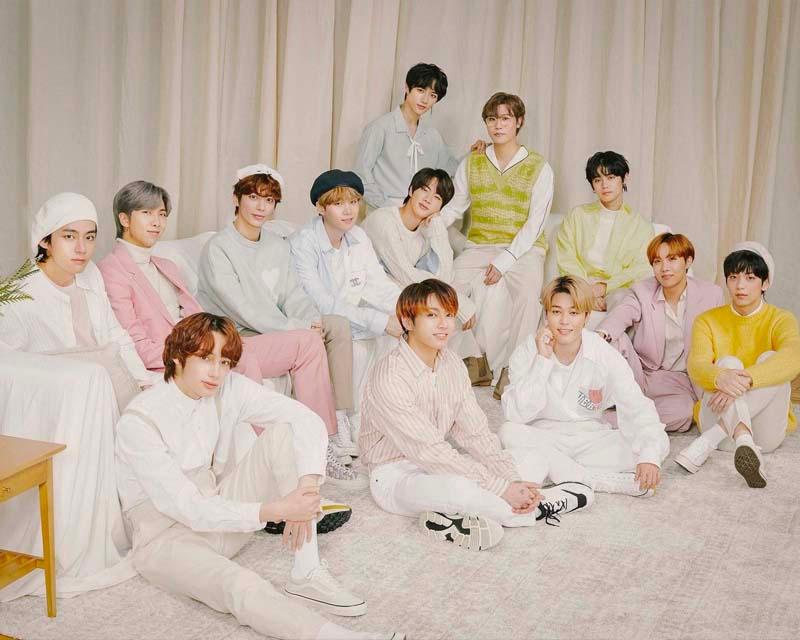 สมาชิกวง SEVENTEEN ในการถ่ายภาพกลุ่ม สำหรับสื่อโปรโมชั่น โดยสวมใส่เสื้อผ้าโทนสีพาสเทล