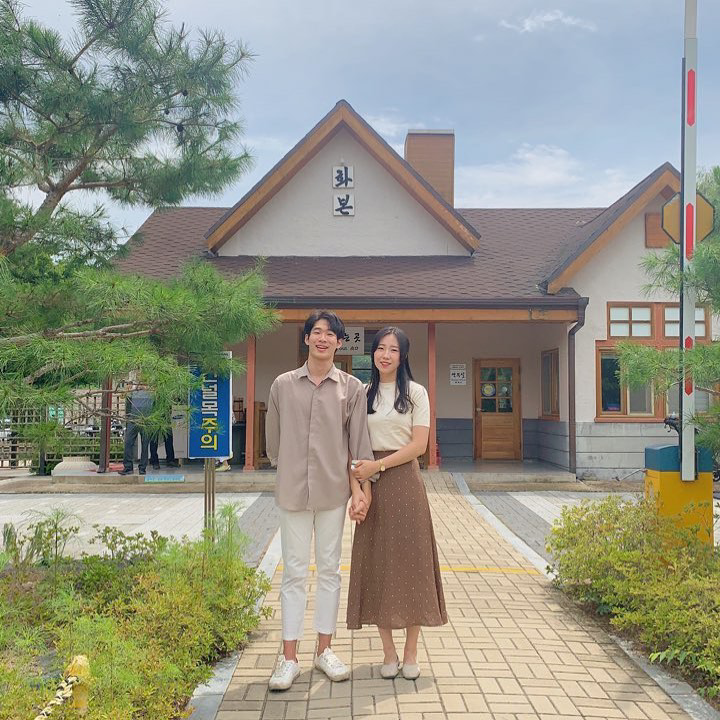 couples posing infront of Hwabon Station